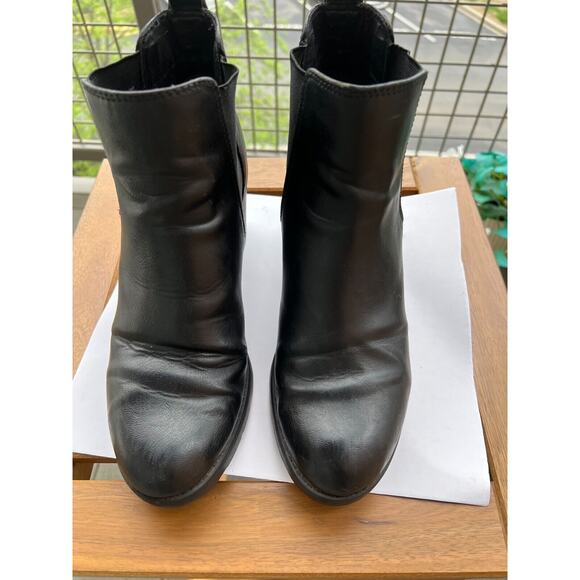 Marco Tozzi  comfortable Cushioned Chelsea ankle boot, black, leather size 39 - Picture 1 of 15